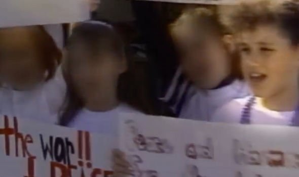 Маркл в детстве организовала антивоенную акцию: всплыло фото 9-летней Меган